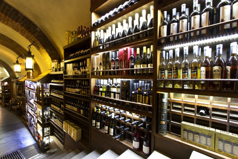 boutique-LA ROQUE ESCLAPON-min_world_street_travel_shop_canon_georgia_wine_bottles-429767